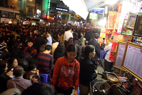 Hàng vạn lượt người tìm đến chùa Phúc Khánh làm lễ