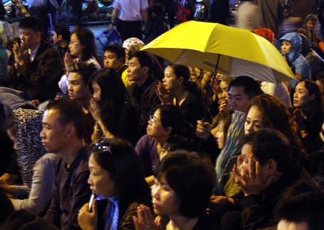 Ngay cả khi trời mưa, nhiều người vẫn kiên nhẫn ngồi nghe nhà chùa làm lễ cầu an, giải hạn