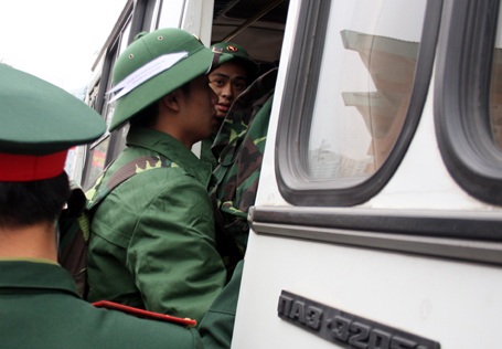 Bịn rịn chia tay người thân