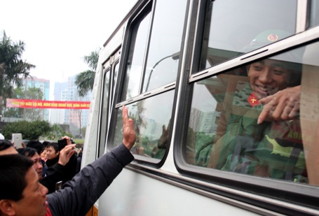 Nhiều cảm xúc trong buổi tiễn quân