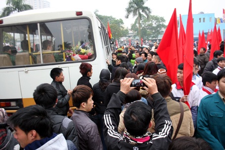 Lễ tiến quân ở quận Thanh Xuân đông nghịt người thân