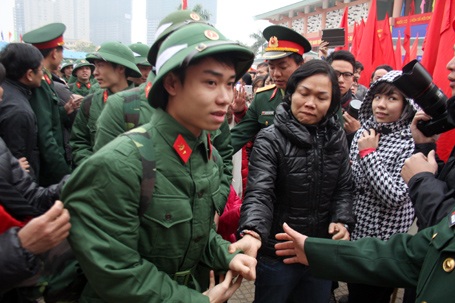 Bịn rịn chia tay người thân