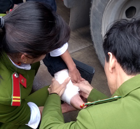 Hiện trường đổ nát sau đám cháy lớn tại Hà Đông - 15 Không chỉ bị vắt kiệt sức, một số chiến sĩ còn bị thương khi dập lửa