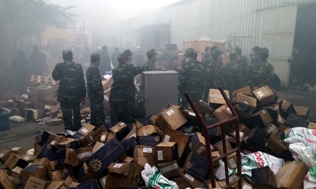 Hiện trường đổ nát sau đám cháy lớn tại Hà Đông - 1 Ngọn lửa thiêu rụi gần như toàn bộ kho chứa hàng trị giá hàng chục tỉ đồng