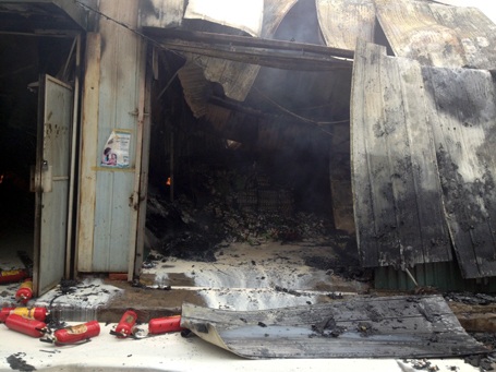 Sữa bên trong kho hàng chảy tràn ra ngoài đường