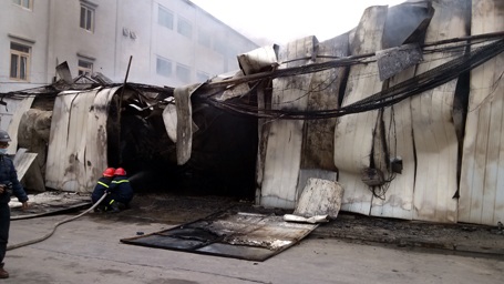 Lính cứu hỏa luôn đề phòng đám cháy bùng phát trở lại