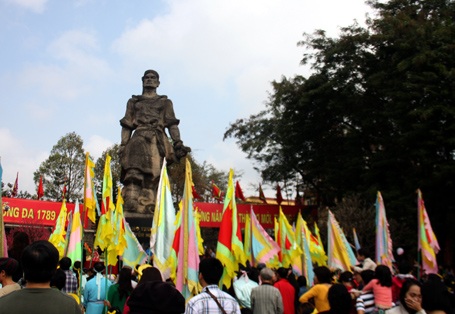 Người dân quần tụ dưới tượng đài vua Quang Trung oai hùng