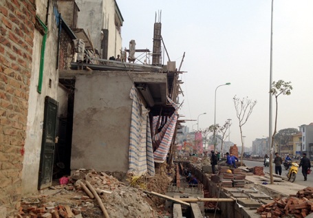 Nhà chỉ rộng bằng... miệng rãnh thoát nước trên đường đắt nhất hành tinh