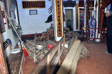 Hiện trường dỡ mái đình lấy gỗ sưa đem bán (Ảnh: LĐ)