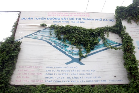 Hơn 4 năm khởi công, sơ đồ nhà ga ở Nhổn bị cây dại phủ kín và rách bươm