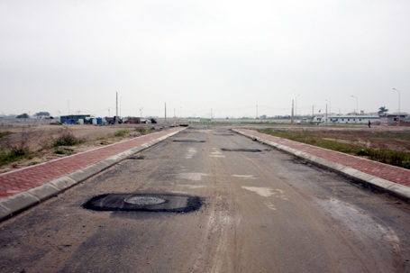 Hơn 4 năm khởi công, sơ đồ nhà ga ở Nhổn bị cây dại phủ kín và rách bươm