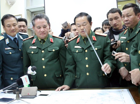 Thượng
tướng Đỗ Bá Tỵ - Thứ trưởng Bộ Quốc phòng chỉ đạo quá trình tìm kiếm máy bay mất tích