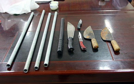 Hung khí lực lượng chức năng thu giữ của 8 học sinh lớp 12