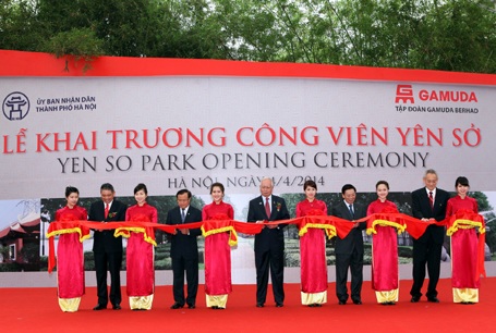 Hà Nội: Khai trương công viên lớn nhất Việt Nam - 1 Thủ tướng Malaysia (đứng giữa) cùng lãnh đạo Hà Nội khai trương công viên Yên Sở
