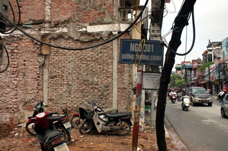 Bên đường Trường Chinh bị giải tỏa sâu khoảng 5 mét các hộ gia đình đang tấp nập cắt xén nhà...