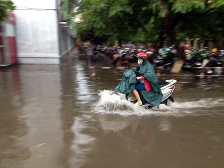 Nhiều cơ quan, trường học bị nước phong tỏa