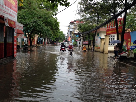 Hơn 9h sáng nay, xe máy vẫn phải rẽ nước trên đường