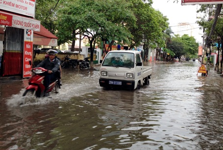 Phố Trần Bình ngập ngang thân xe máy