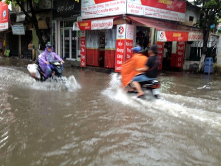 Phố Trần Bình ngập ngang thân xe máy