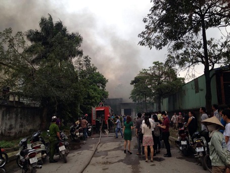 Hà Nội: Cháy dữ dội tại khu công nghiệp Vĩnh Tuy - 4 Lực lượng chức năng vật lộn với đám cháy
