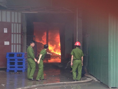 Hà Nội: Cháy dữ dội tại khu công nghiệp Vĩnh Tuy - 5 Lực lượng chức năng vật lộn với đám cháy