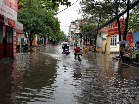 Trận mưa lớn đầu mùa nhiều đường phố Hà Nội bị ngập nặng