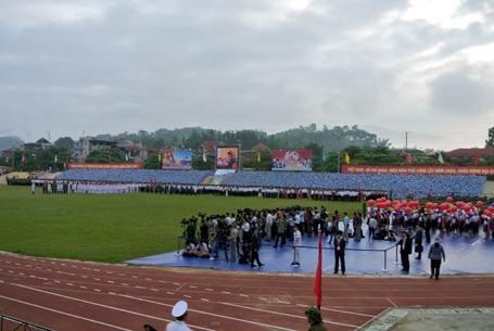 Gần 7h sáng bên trong sân đận vận trung tâm thành phố Điện Biên Phủ