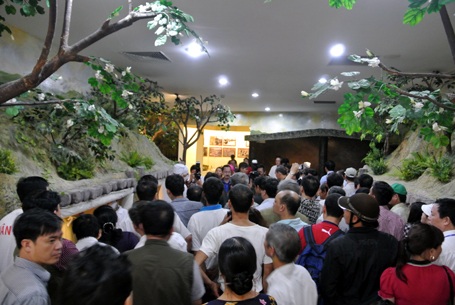 Dòng người háo hức vào xem những hình ảnh được tái hiện trong bảo tàng ngay sau giờ mở cửa.