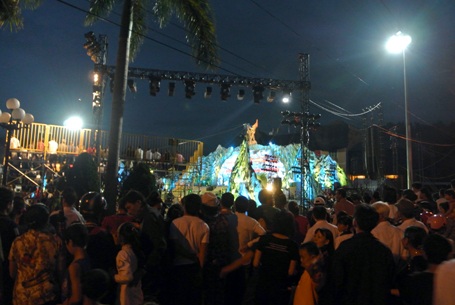 Không được vào sân nhiều người thưởng thức chương trình nghệ thuật hành lang bên ngoài