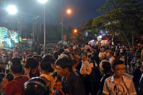 Không được vào sân nhiều người thưởng thức chương trình nghệ thuật hành lang bên ngoài