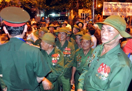 Đường phố Điện Biên Phủ chật kín người đến xem đêm hội nghệ thuật