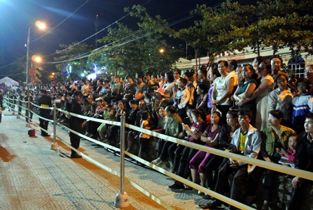 Đường phố xung quanh Quảng trường luôn đông kín người