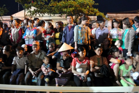 Người dân háo hức đợi xem chương trình nghệ thuật