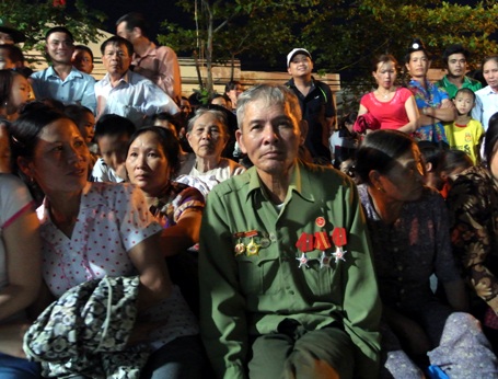 Người dân háo hức đợi xem chương trình nghệ thuật