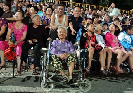 Các em nhỏ cùng người thân trong gia đình đi xem chương trình nghệ thuật đặc biệt