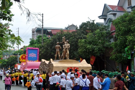 Dòng người hướng đến sân vận động trung tâm thành phố Điện Biên Phủ