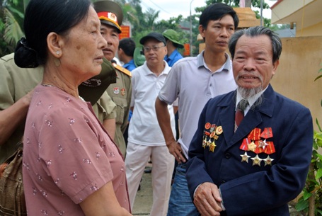 6h sáng hai bên đường chật kín người xem