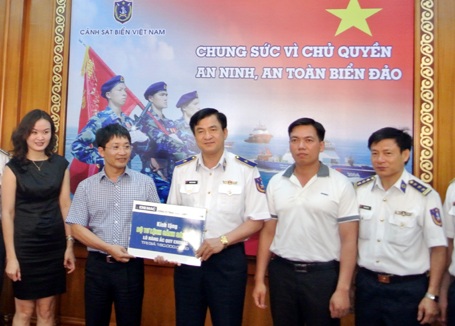 Doanh nghiệp tặng Cảnh sát biển Việt Nam lô ắc quy N200 trị giá khoảng 180 triệu đồng