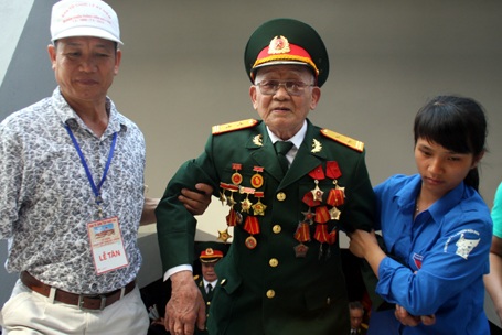 Tuổi cao, sức yếu nhưng khi nhắc đến chiến thắng Điện Biên Phủ năm nào, họ vẫn nhớ như in