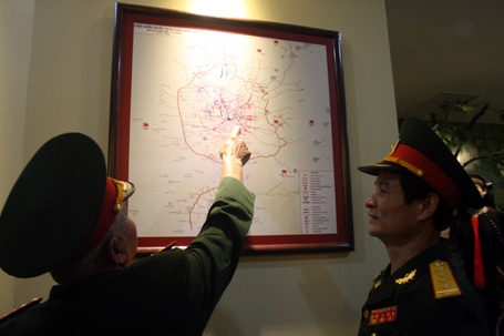 Các chiến sĩ ôn lại trận chiến năm xưa qua hình ảnh được trưng bày trong bảo tàng