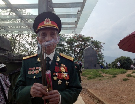 Nén tâm hương gửi đến đồng đội mãi mãi ở lại với Điện Biên Phủ