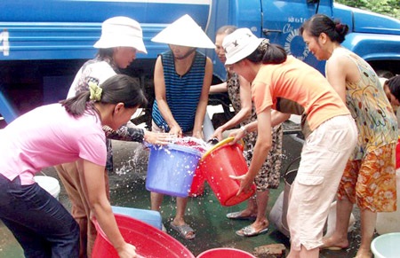Chủ tịch Hà Nội: Đừng để dân “sợ” cả chung cư cao cấp vì thiếu nước - 1 Người dân Hà Nội chia nhau từng lít nước sạch