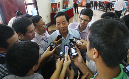 Nghị sỹ Mỹ làm việc tại Việt Nam về vấn đề biển Đông - 1 Ông Trần Văn Hằng trao đổi với báo chí (Ảnh Việt Hưng)