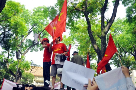 Thành phần tham gia đủ các lứa tuổi từ cụ già đến thanh niên, nam nữ, các cháu nhỏ