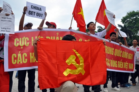 Thành phần tham gia đủ các lứa tuổi từ cụ già đến thanh niên, nam nữ, các cháu nhỏ