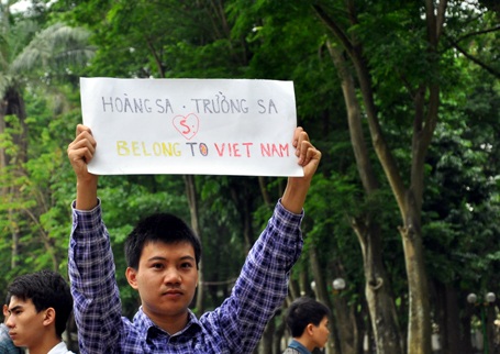 Người dân biểu lộ tình yêu tổ quốc