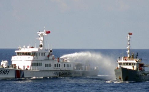 Tàu Trung Quốc tiếp tục dùng vòi rồng tấn công tàu Việt Nam - 1 Tàu Trung Quốc phun vòi rồng vào tàu của Việt Nam
