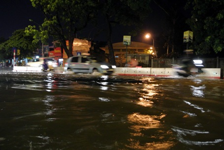 Ô tô, xe máy cùng bơi qua biển nước