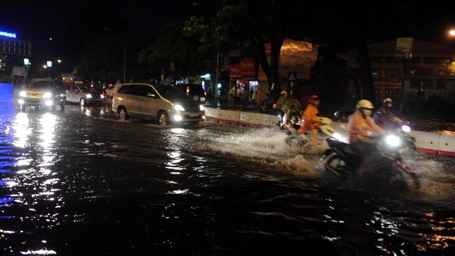 Ô tô, xe máy cùng bơi qua biển nước
