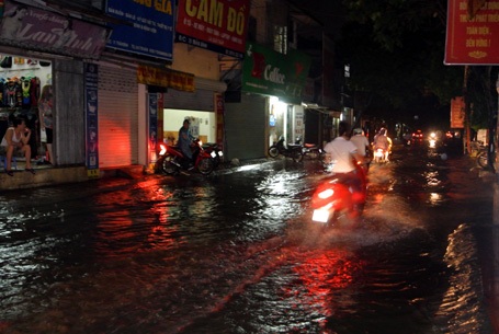 Mưa lớn khiến nhiều tuyến phố bị ngập úng cục bộ
